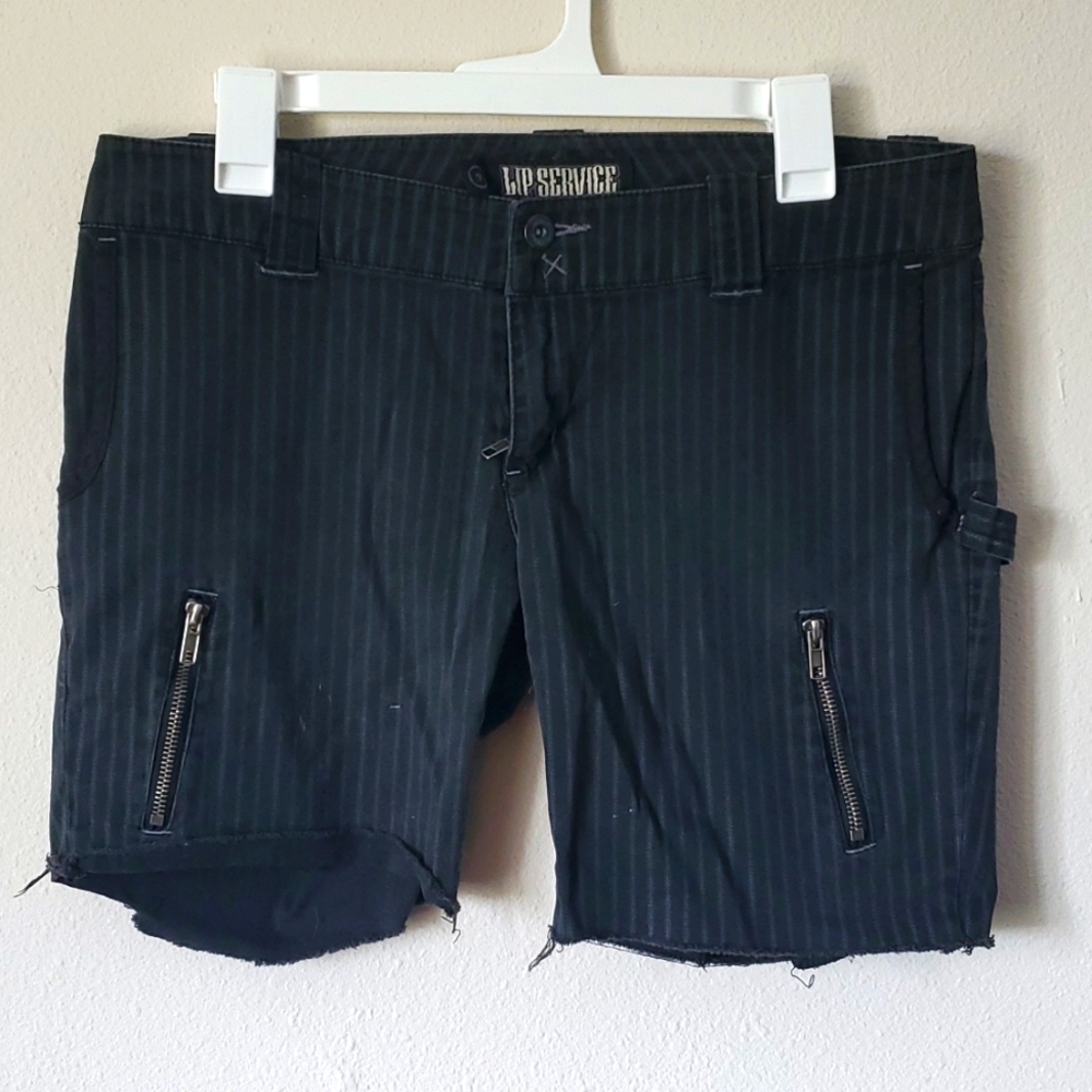 Striped shorts, black.